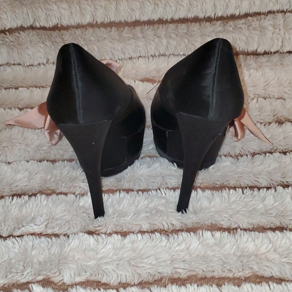 Black heels 👠🖤🎀 - Picture 3 of 7